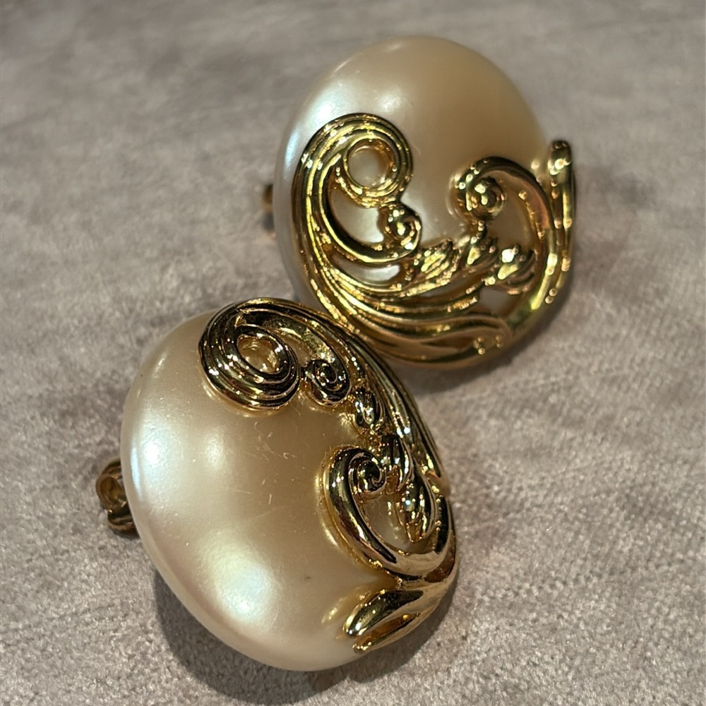 Vintage 80’s Gold and Cream Baroque Clip On Earrings